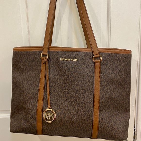 Michael Kors leather bag with matching wallet. - Picture 2 of 5